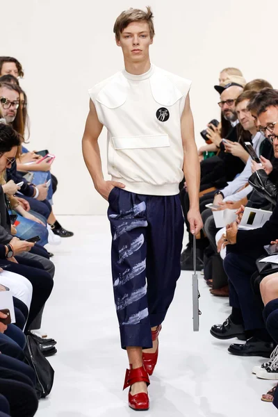 Look 10